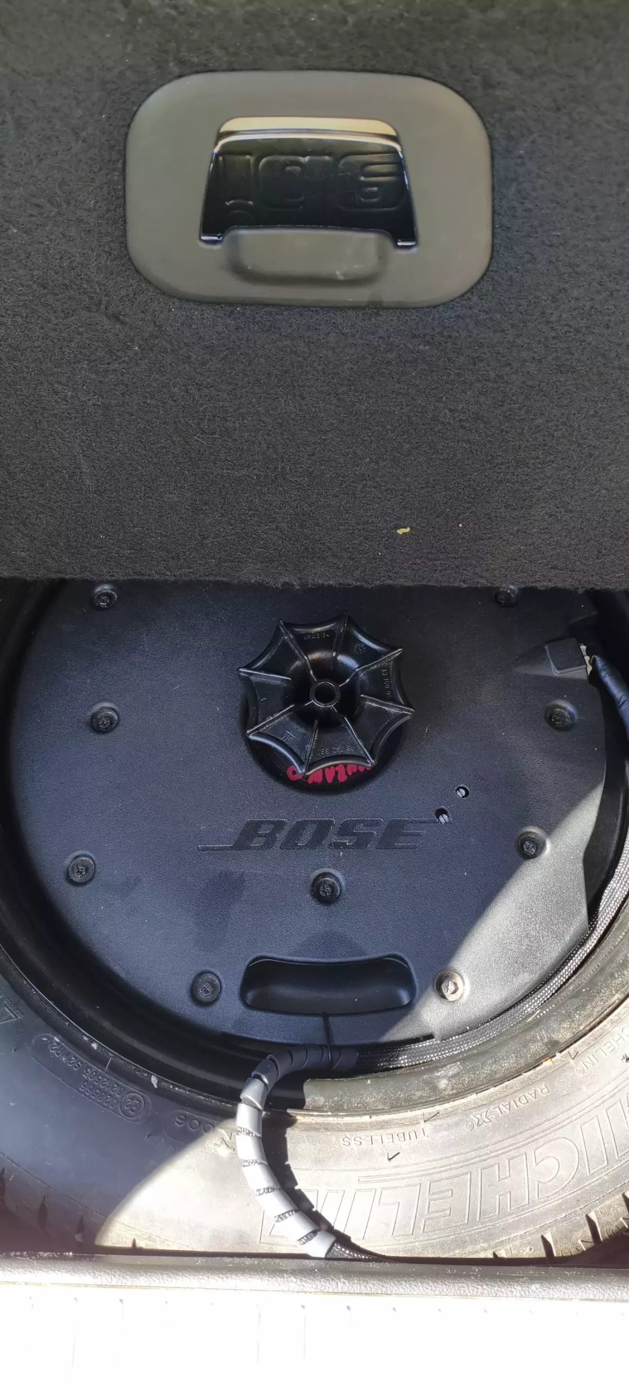 Встановлюю. Тепер нічого зайвого. Цей підсилювач все має в собі. Все підключено на пряму до головного пристрою.