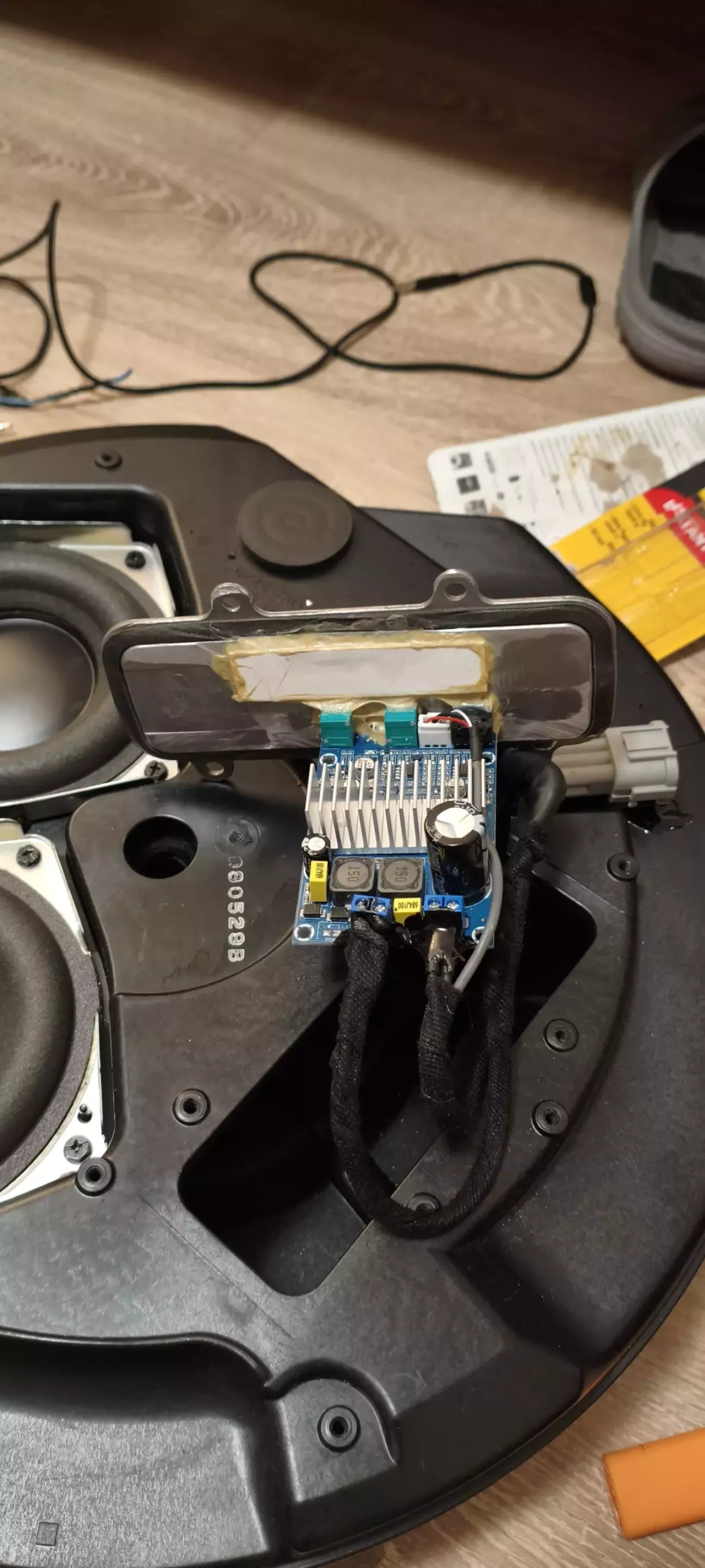 Відрізаю болгаркою радіатор. Сверлю отвори та встановлюю новий підсилювач