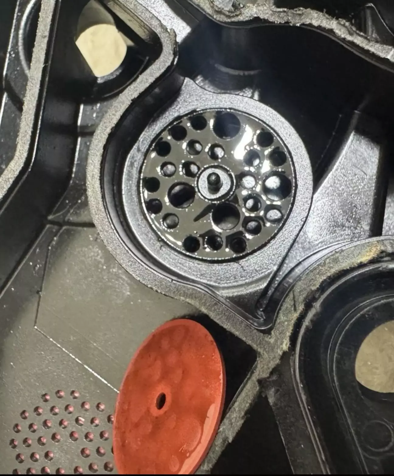 Клапан 2 (отвори різного диаметру прикриті червоною гумкою)