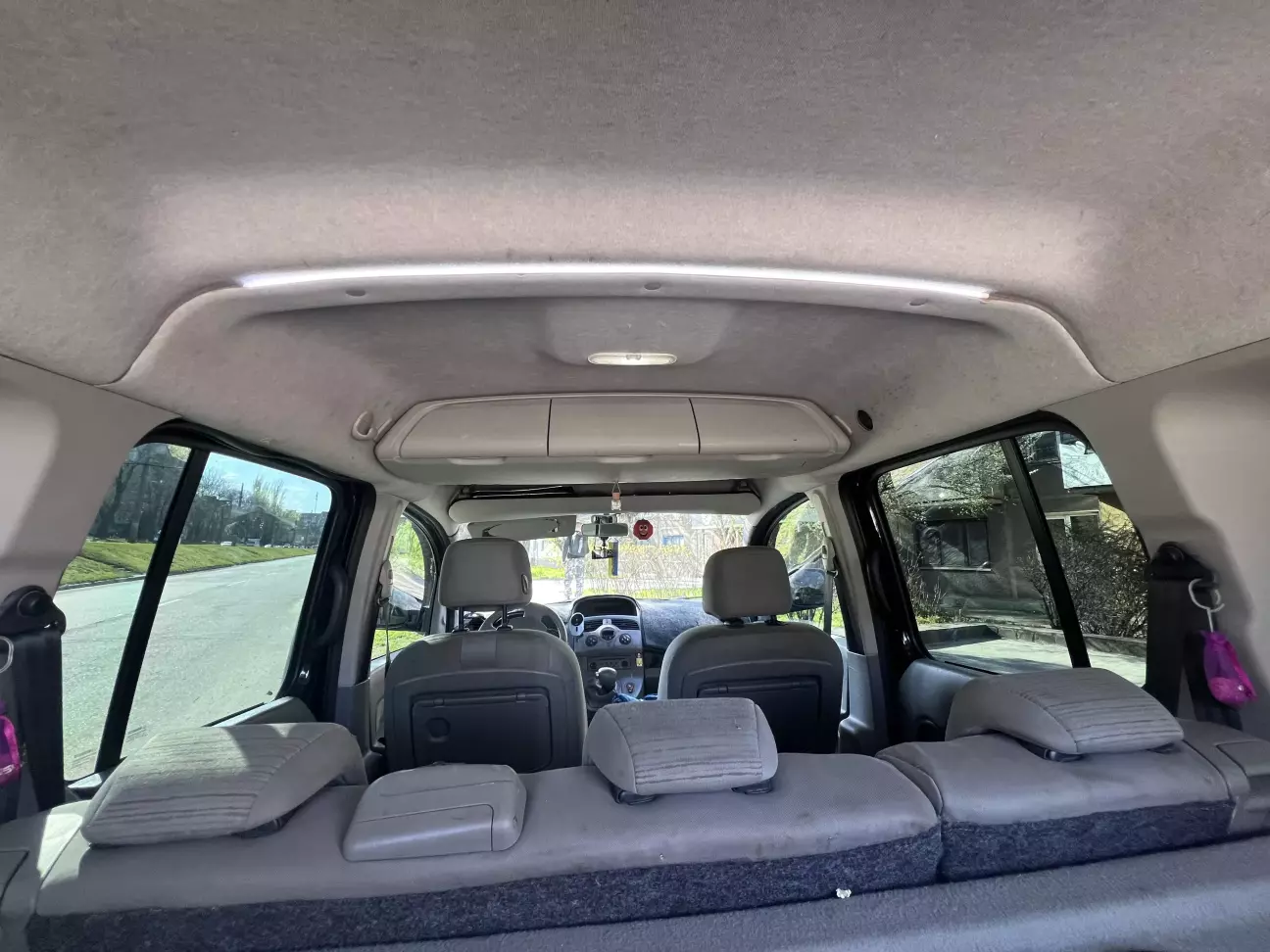 Led полоска, підʼєднана до салонного плафону освітлення