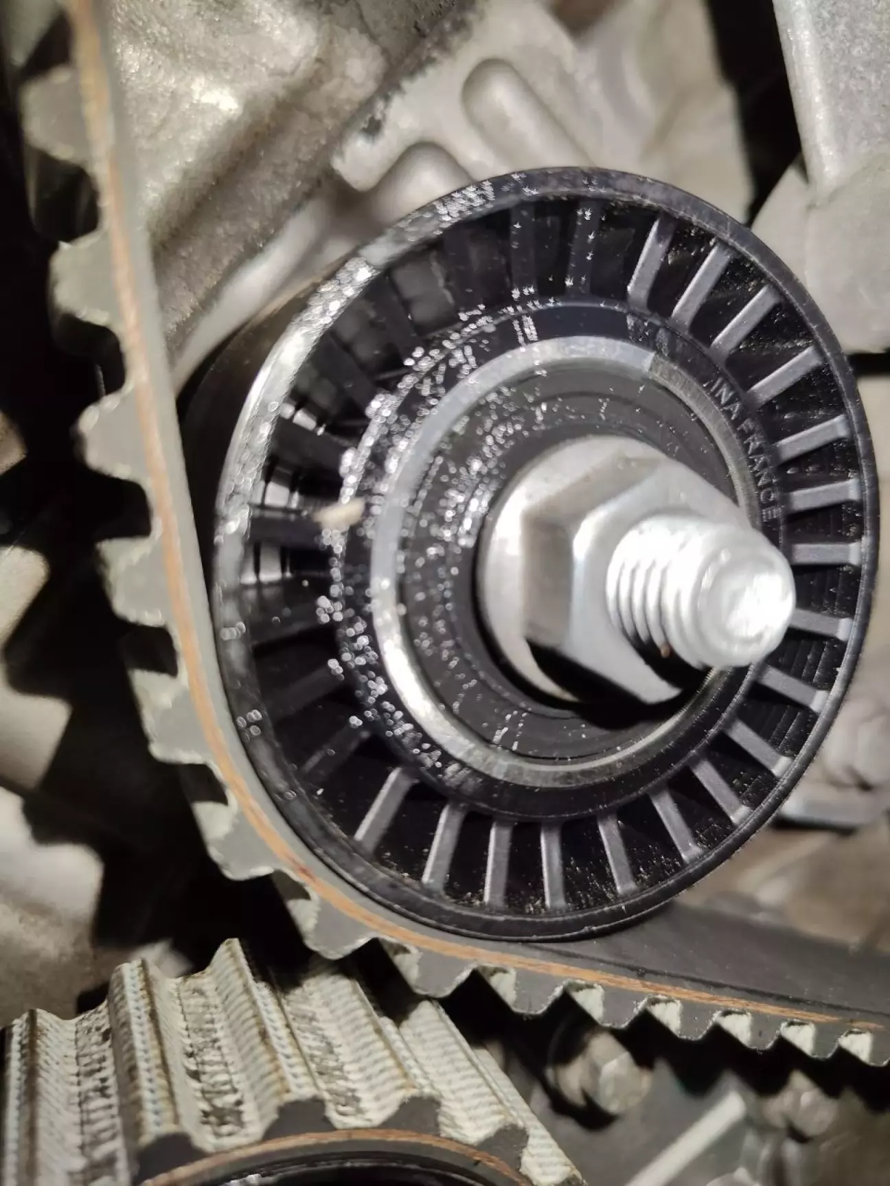 З обвідного ролика видавило змазку