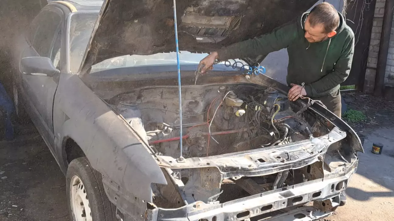 Процес чистки підкапотного простору