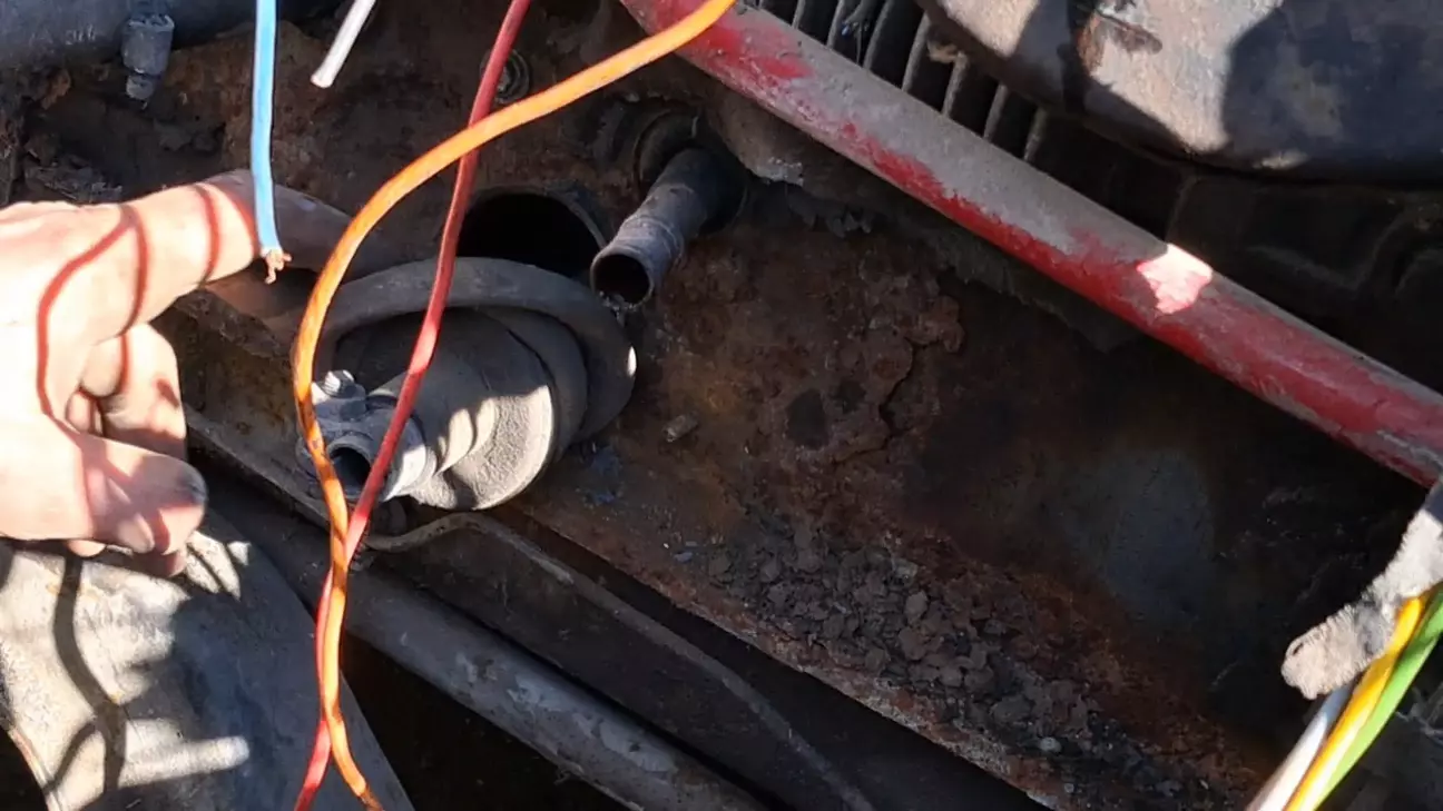 І це ще квіти які не встигил тут прорости. Є місця де взагалі дири з кулак.