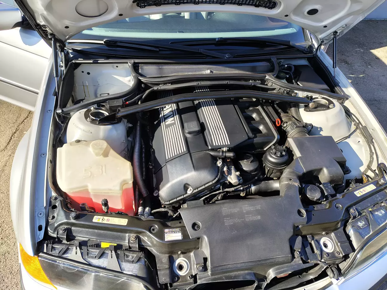 Два верхні гвинти кріплення фари в них вкручуються,мої були роздовбані і затискали так собі