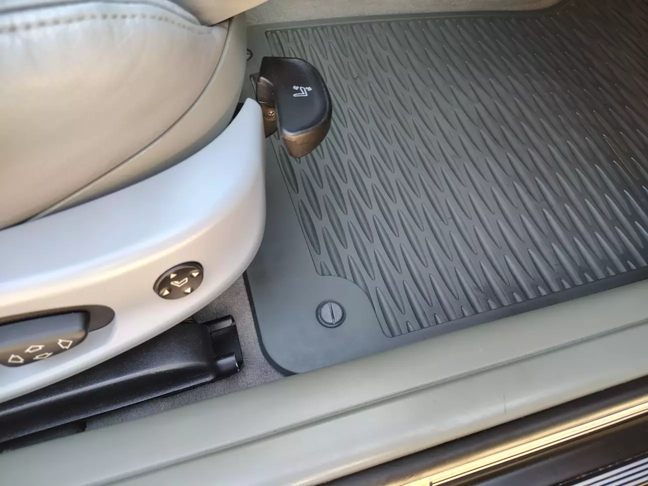 Тепер пластик порога очі мозолить))