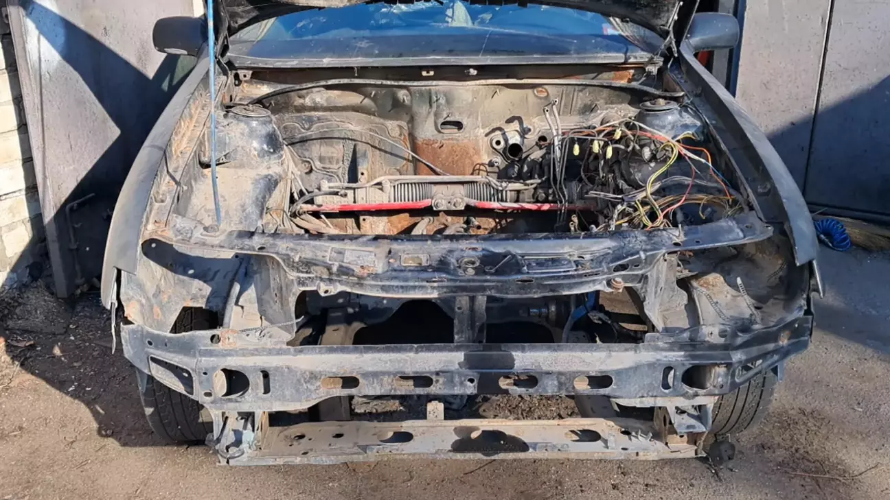 Покищо так. Треба прибратись в гаражі і дорозібрати та починати кузовні ремонтні роботи.