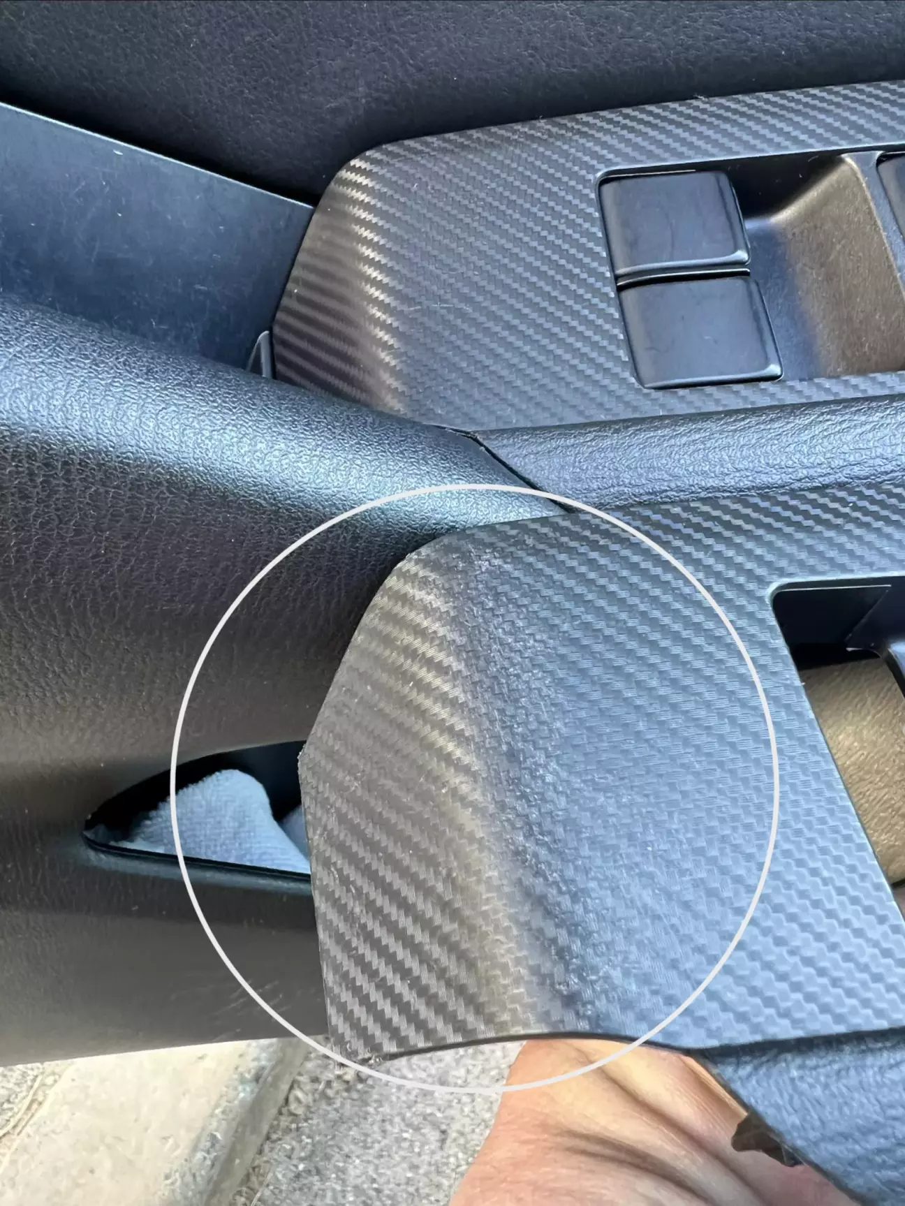 Отакі були подряпини від ключів, фото не дуже передає, але на сонці краще видно.