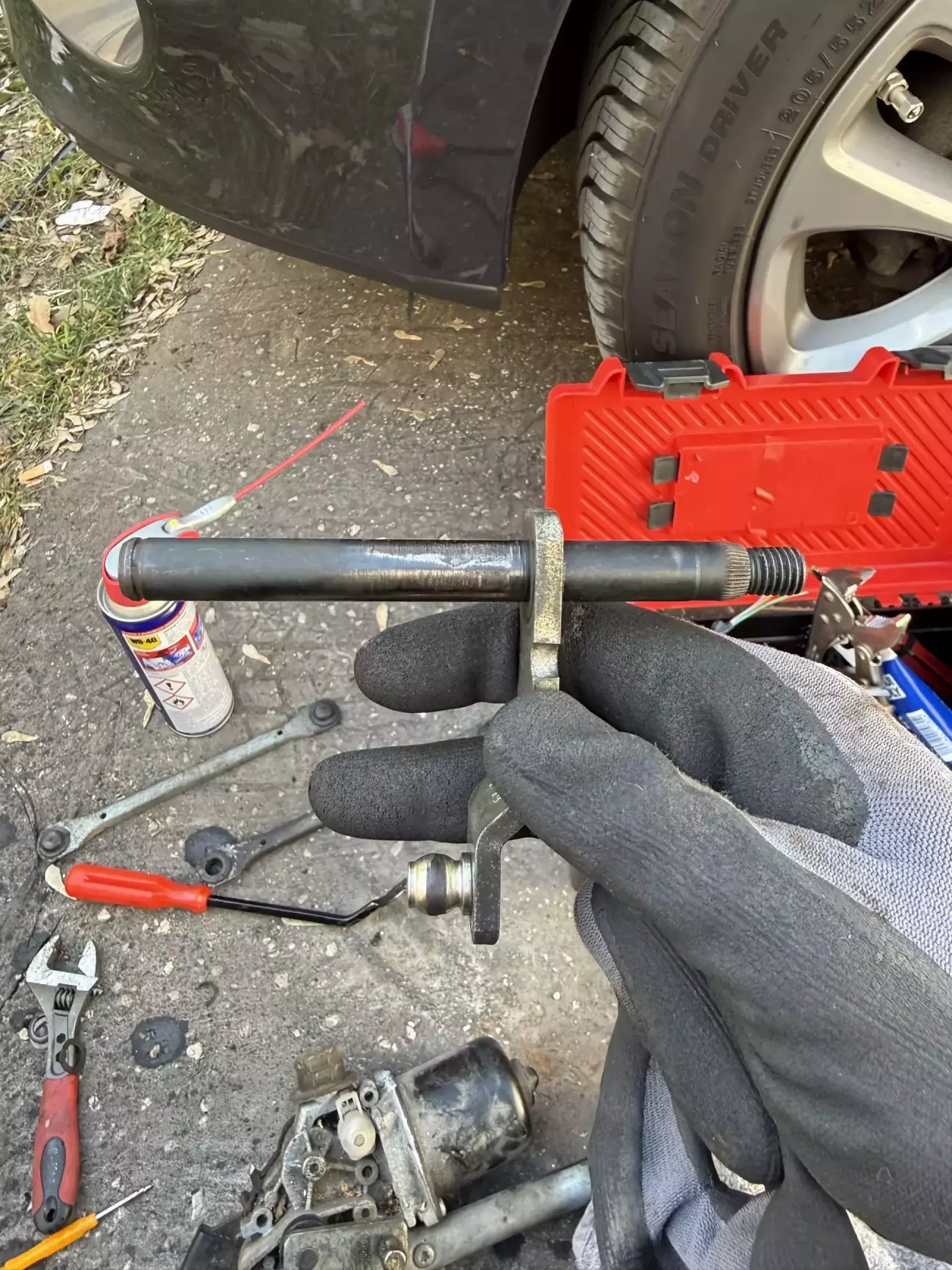 Зношено з однієї сторони, також виробітка присутня на втулці