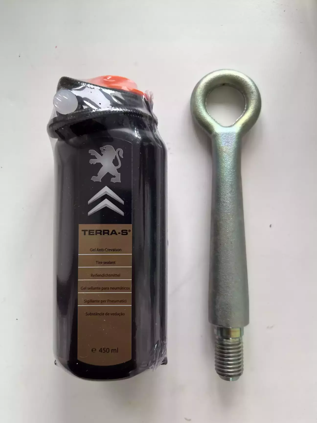 OEM Mazda буксирувальна петля (довга, передня). На Mazda CX-3 , CX-5 вони однакові.