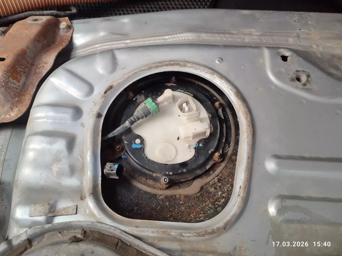 Очищено сухою щіткою пил, шпильки закисші ржою від вологи.