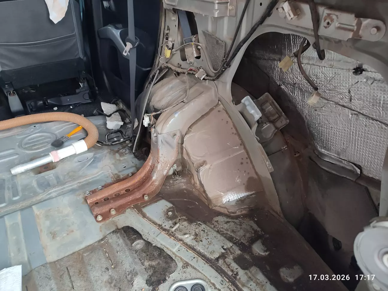 Жирна мокрота пилу, від попадання антикору з отворів при обробці днища.