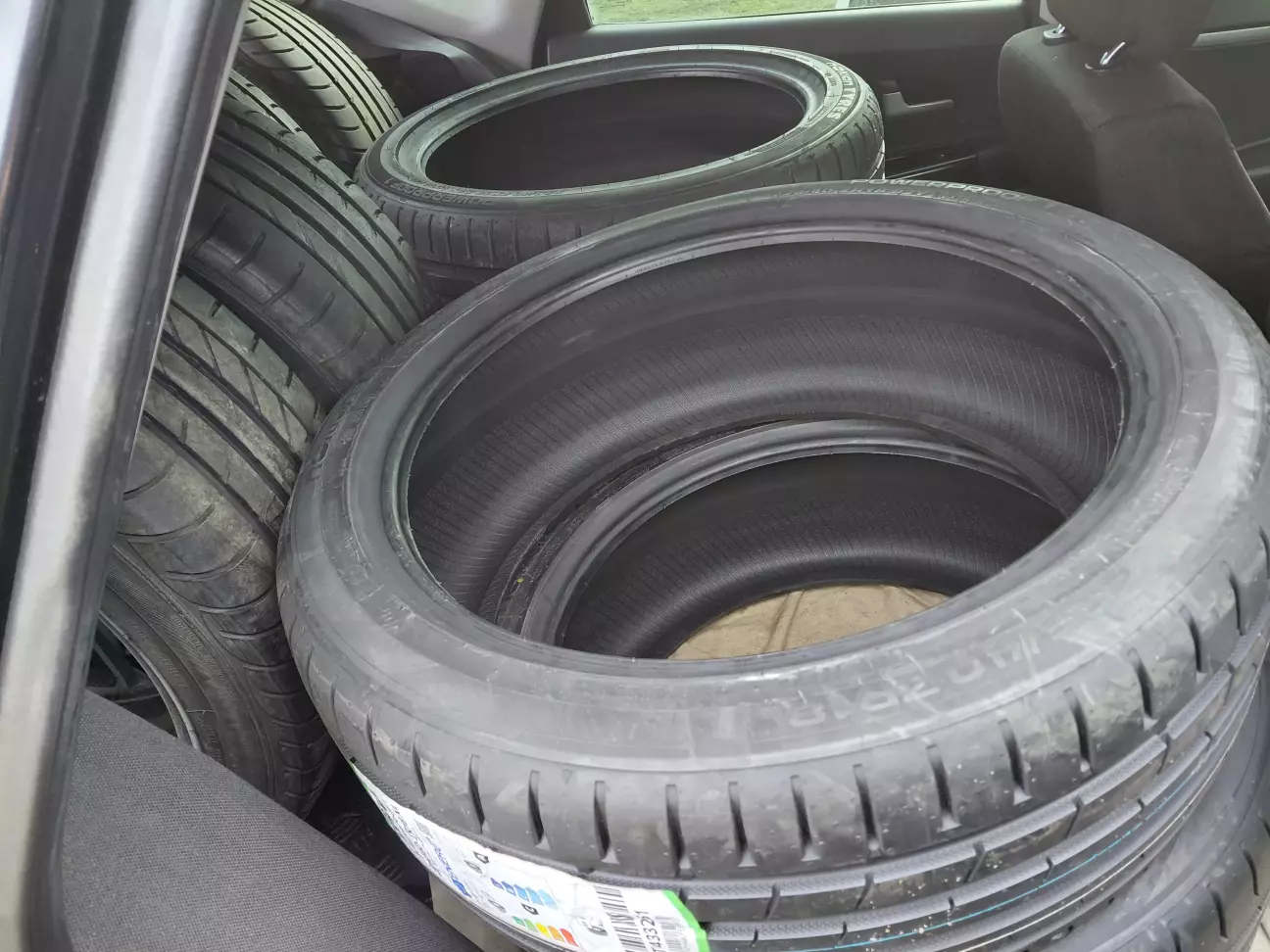 Процес завантаження для поїздки на шиномонтаж))