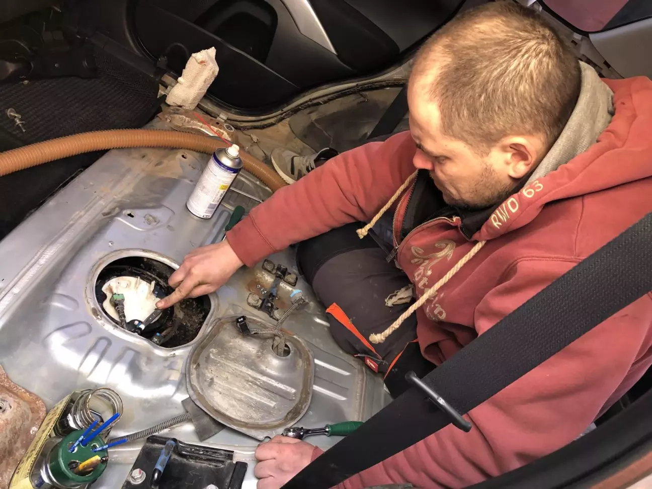 Момент обережного маятникового викручування гайок зі закисших шпильок баку.