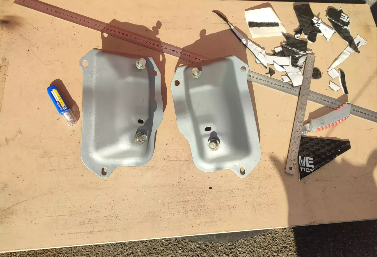 Пофарбовані проставки задніх сидінь