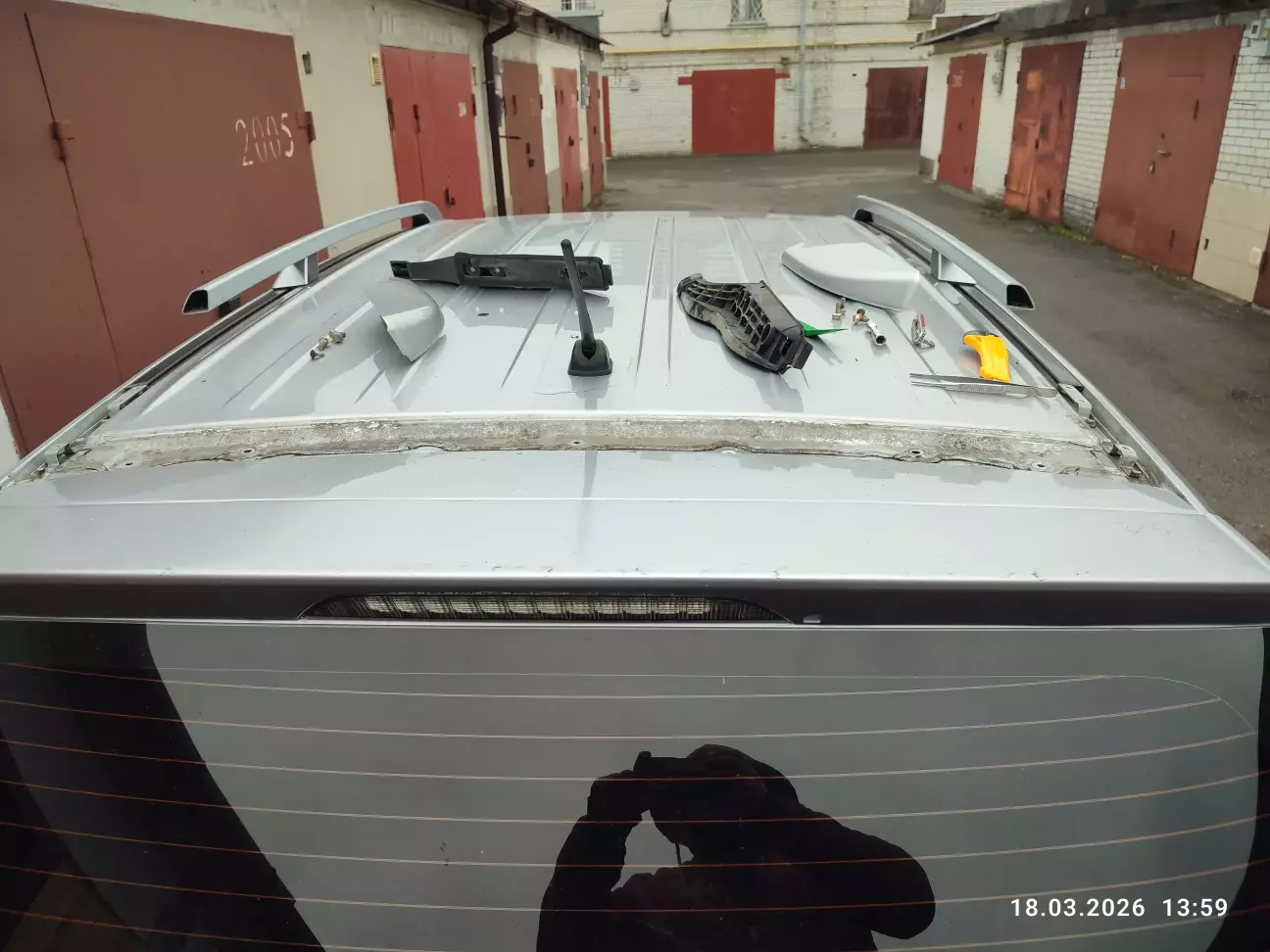 Обережно демонтовано крайні ніжки рейлінгів.