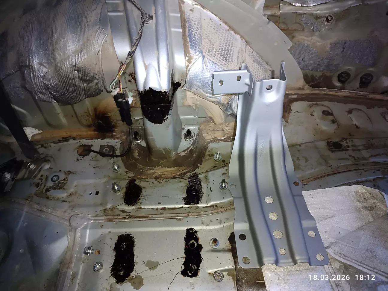 Промазка нігролом посадкових місць та різьбове кріплення кутового підсилювача. Обжим.