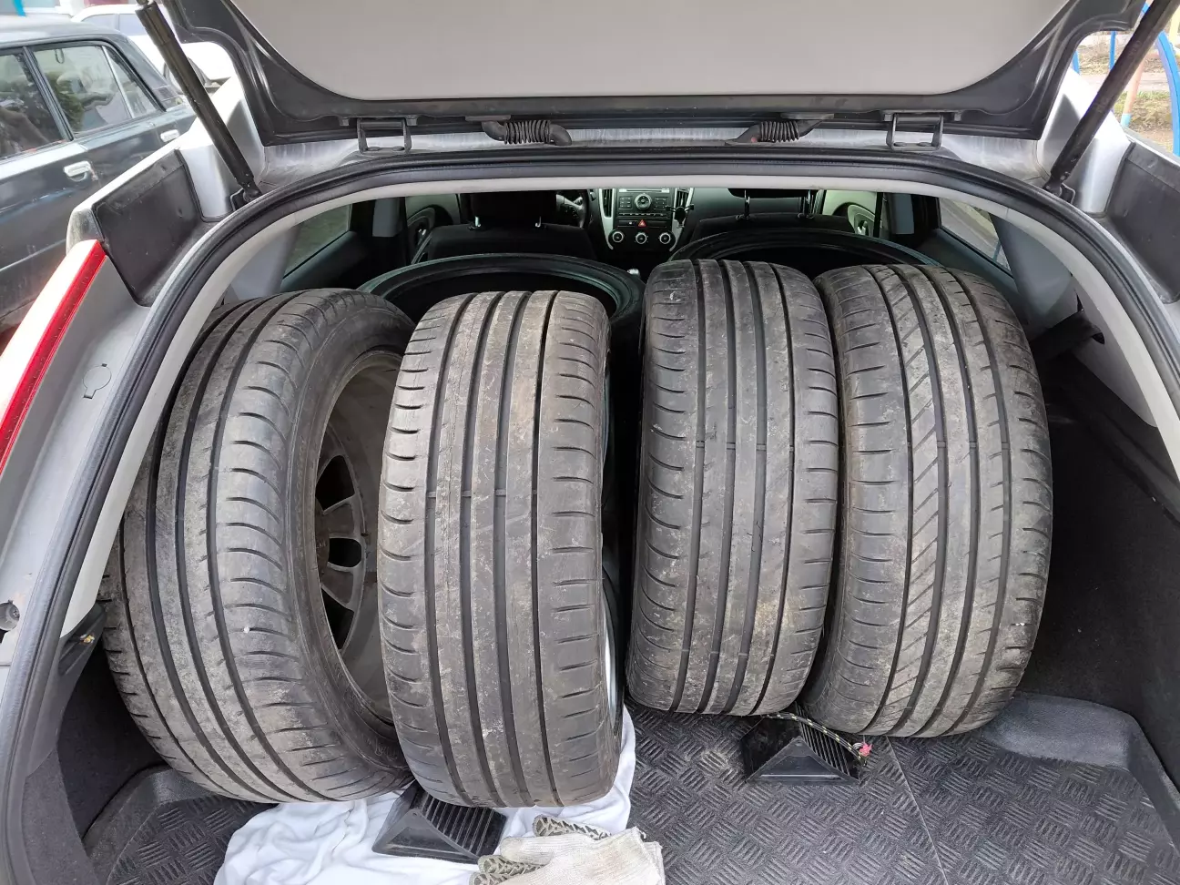 4 колеса взборі, 4 нових шини R18, все помістилося без проблем))