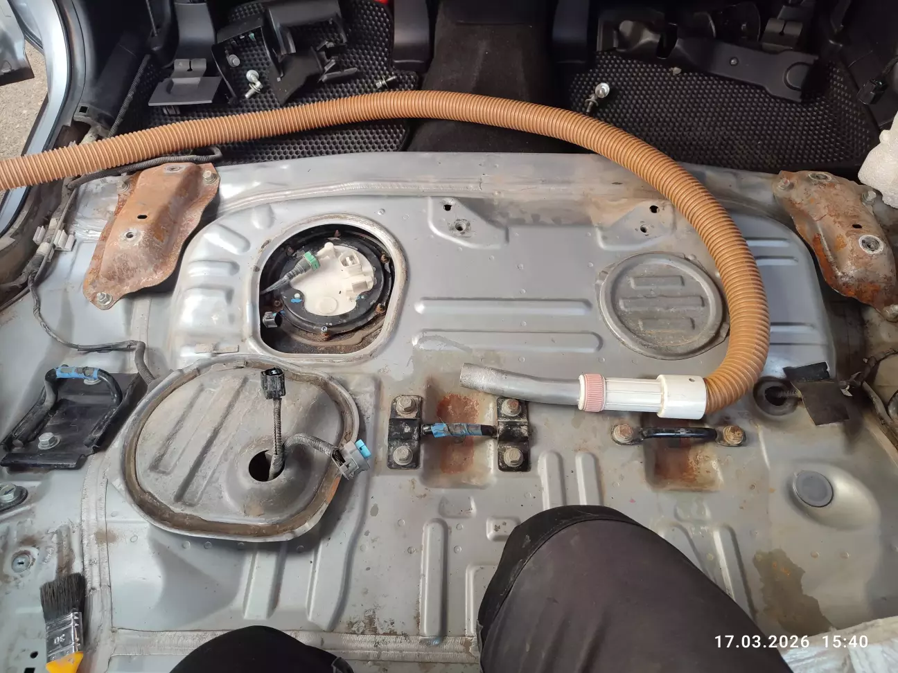 Очистка паливної колби від щільного пилу.