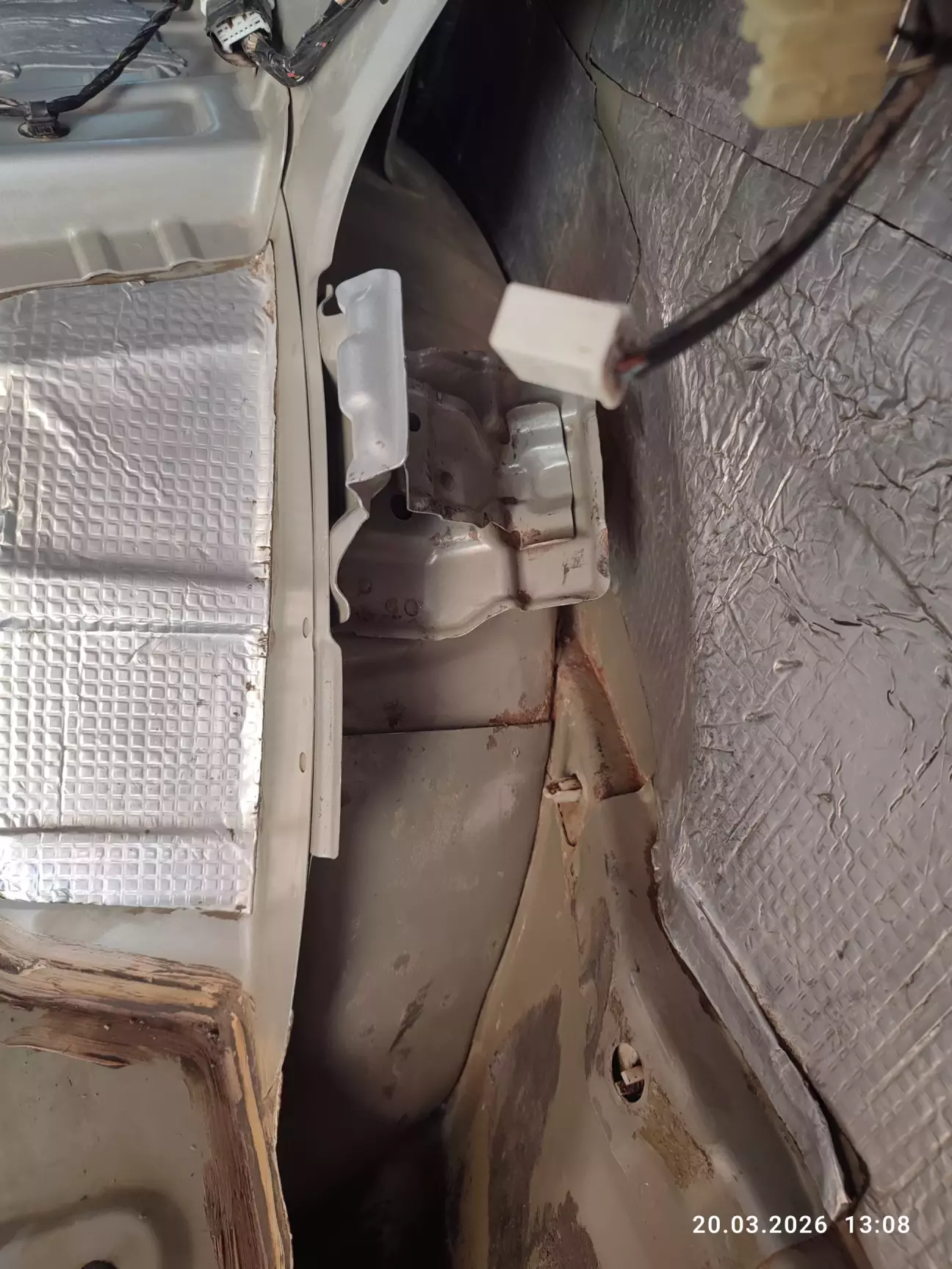 Права частина прихованих порожнин кузова. Видно деякі проблеми які муляли око.