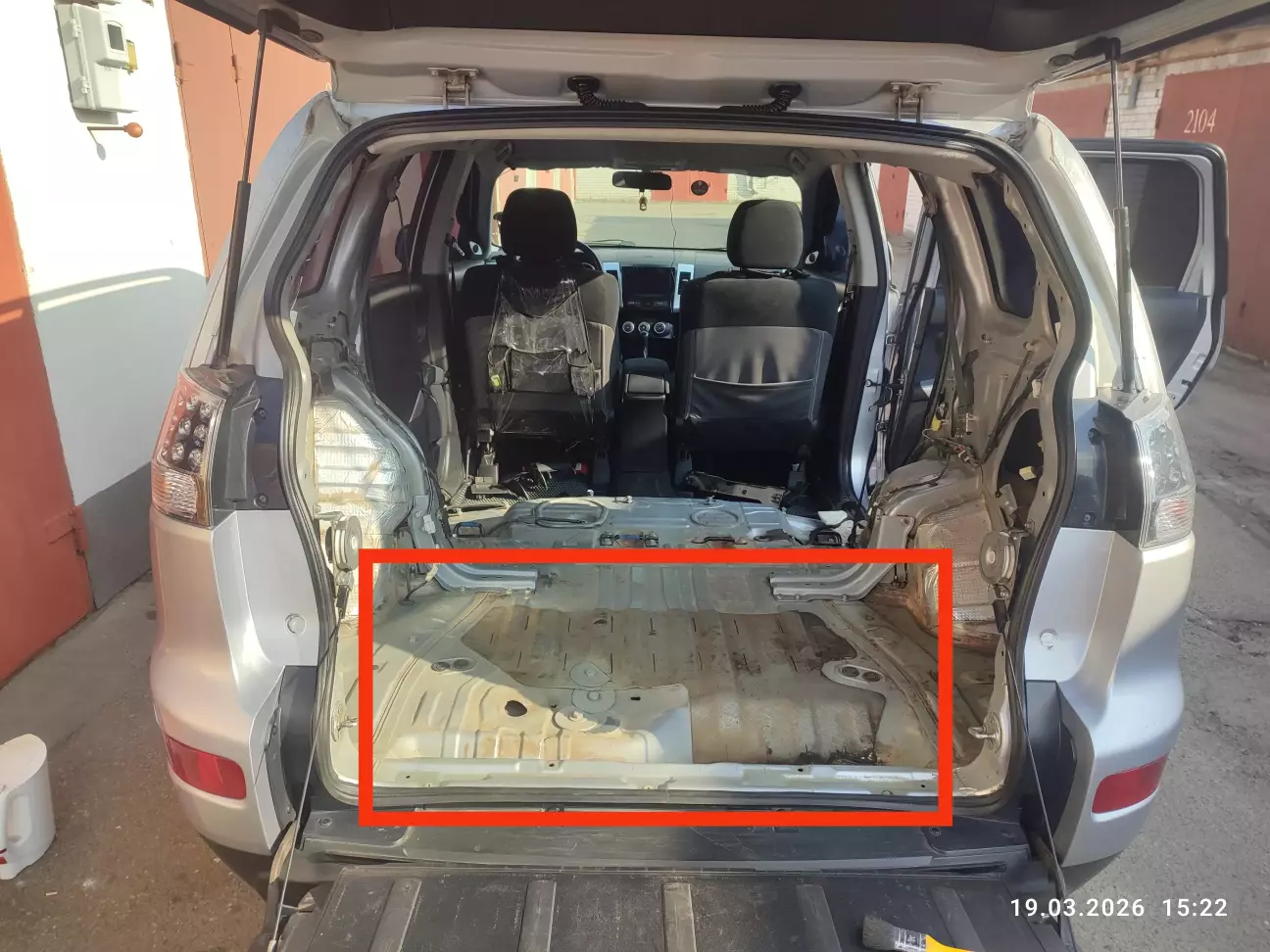 Такий загальний результат сухої очистки кузова. Червоним обведено, що було демонтовано.