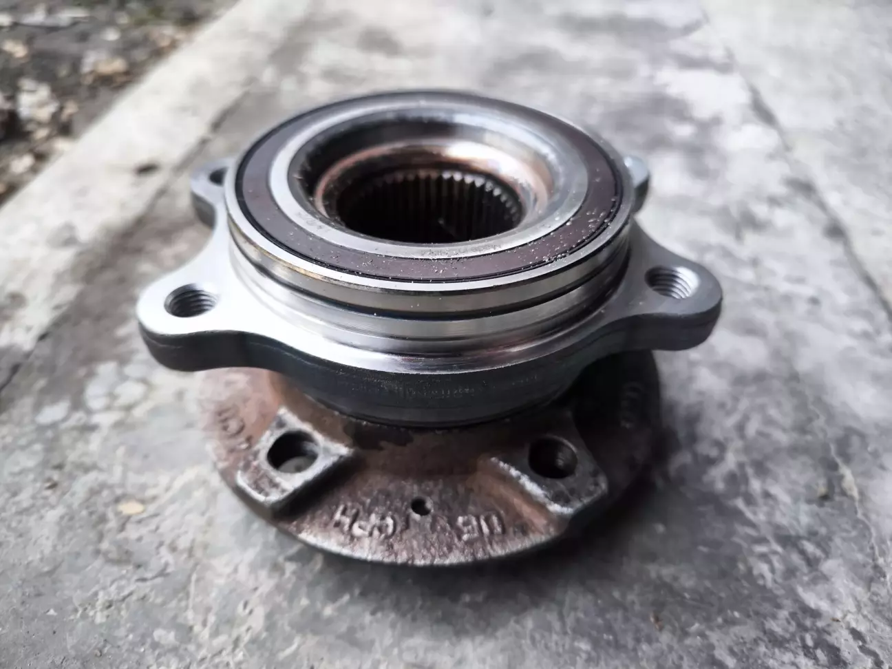 Обережна набиваємо новий підшипник на ступицю