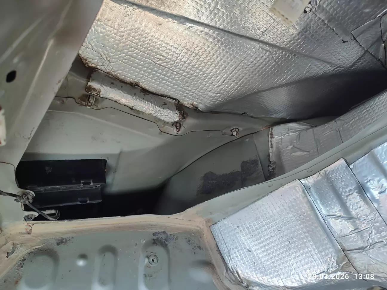 Ліва частина прихованих порожнин кузова.