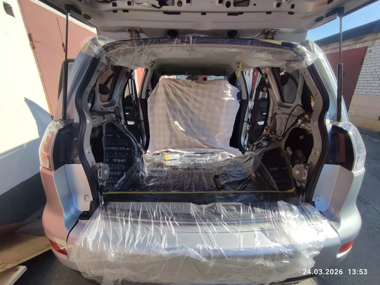 Підготовлено малярною плівкою салон