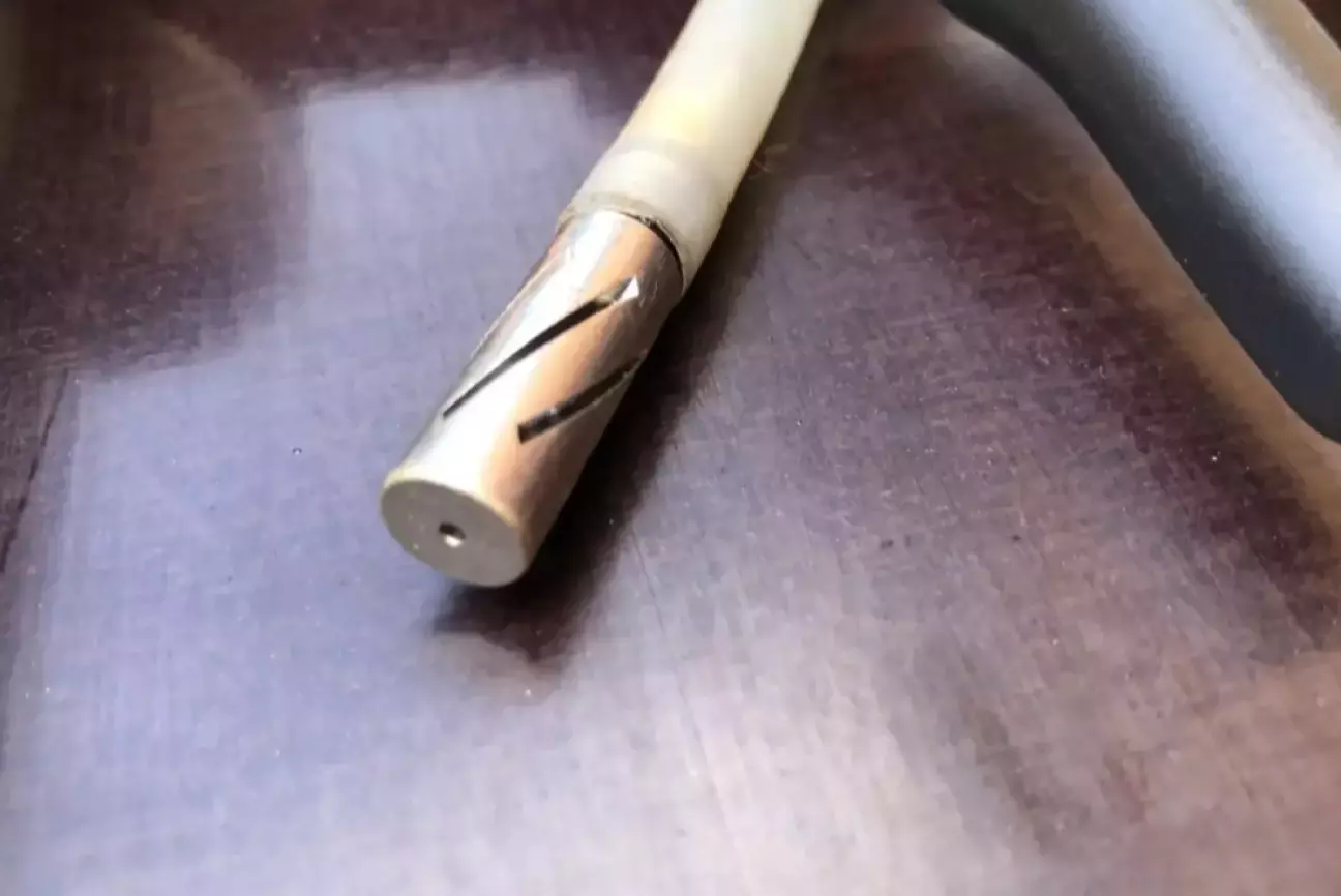 Фото форсунки подовжувача з близька яка під тиском розпиляє в туман в 360°