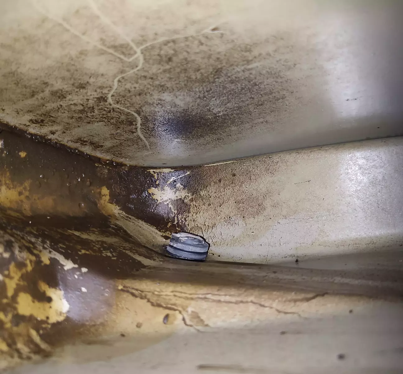 Лівий нижній куток 5-ї двері (ляда) видно крайній регулюючий резиновий упор.