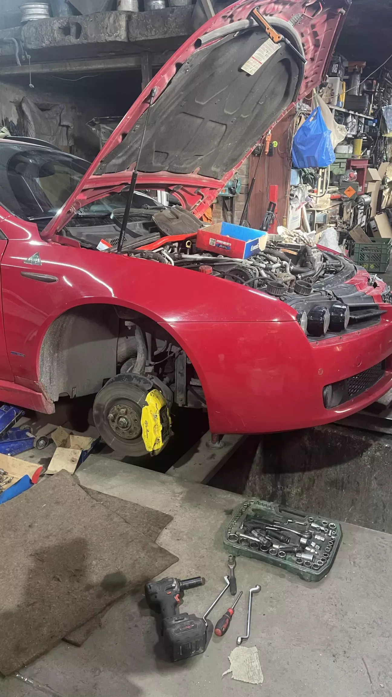 Треба знімати колесо та підкрилок