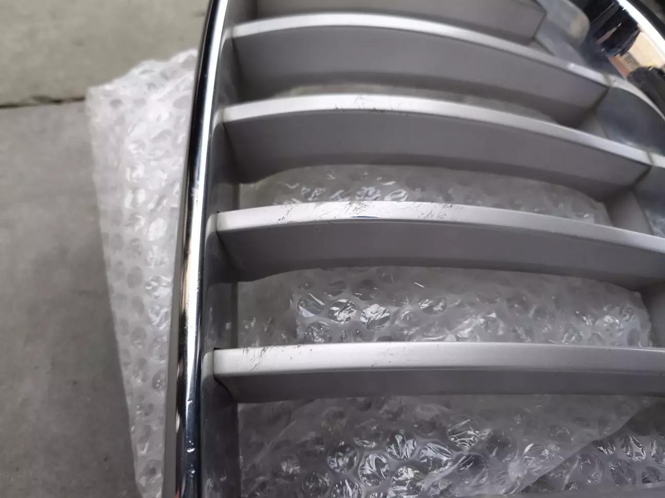 Отут видно, що трохи фарби облізло