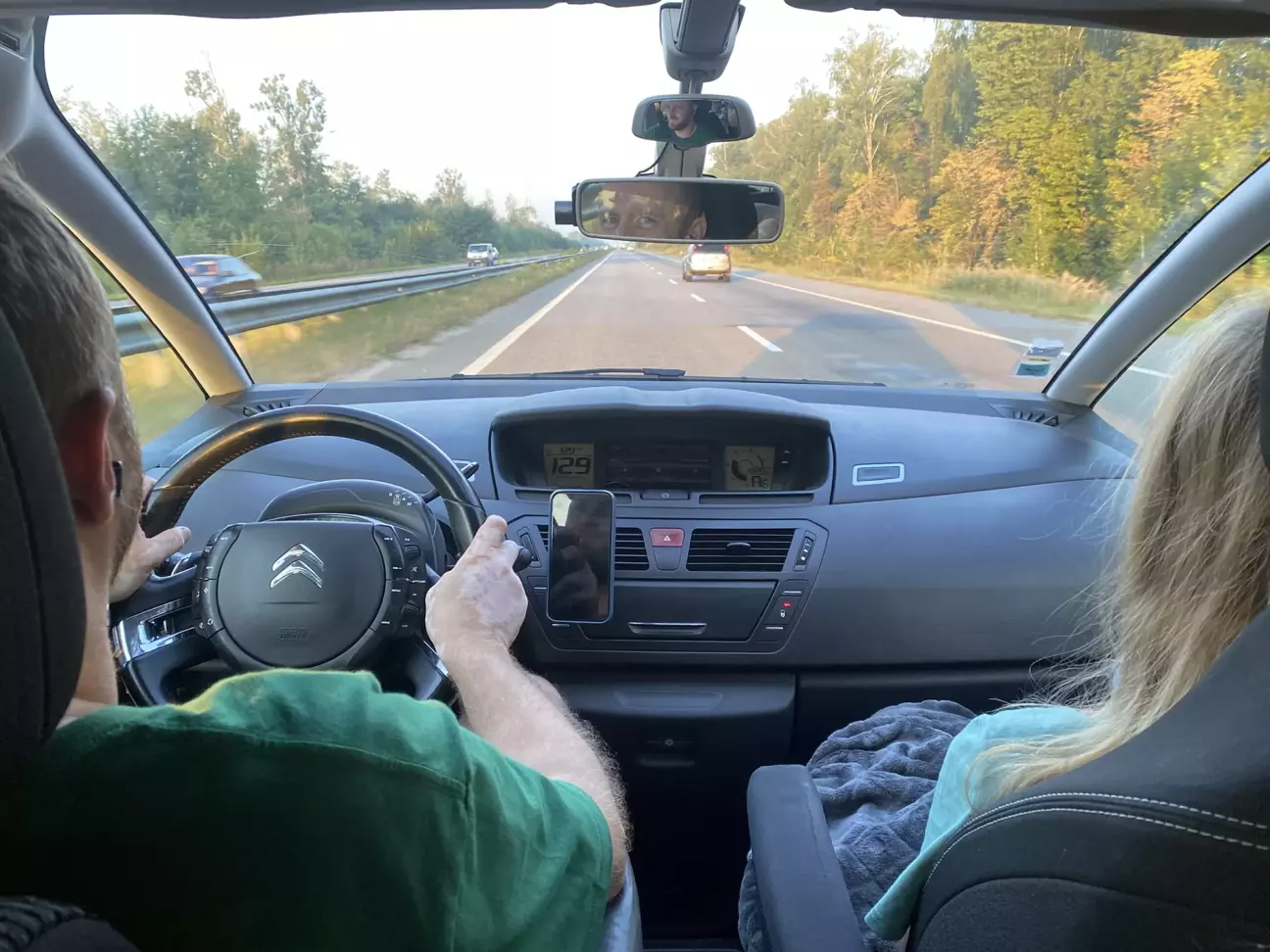 Де дозволяє дорога - іду 129 по спидометру/125 gps. Цілком комфортно