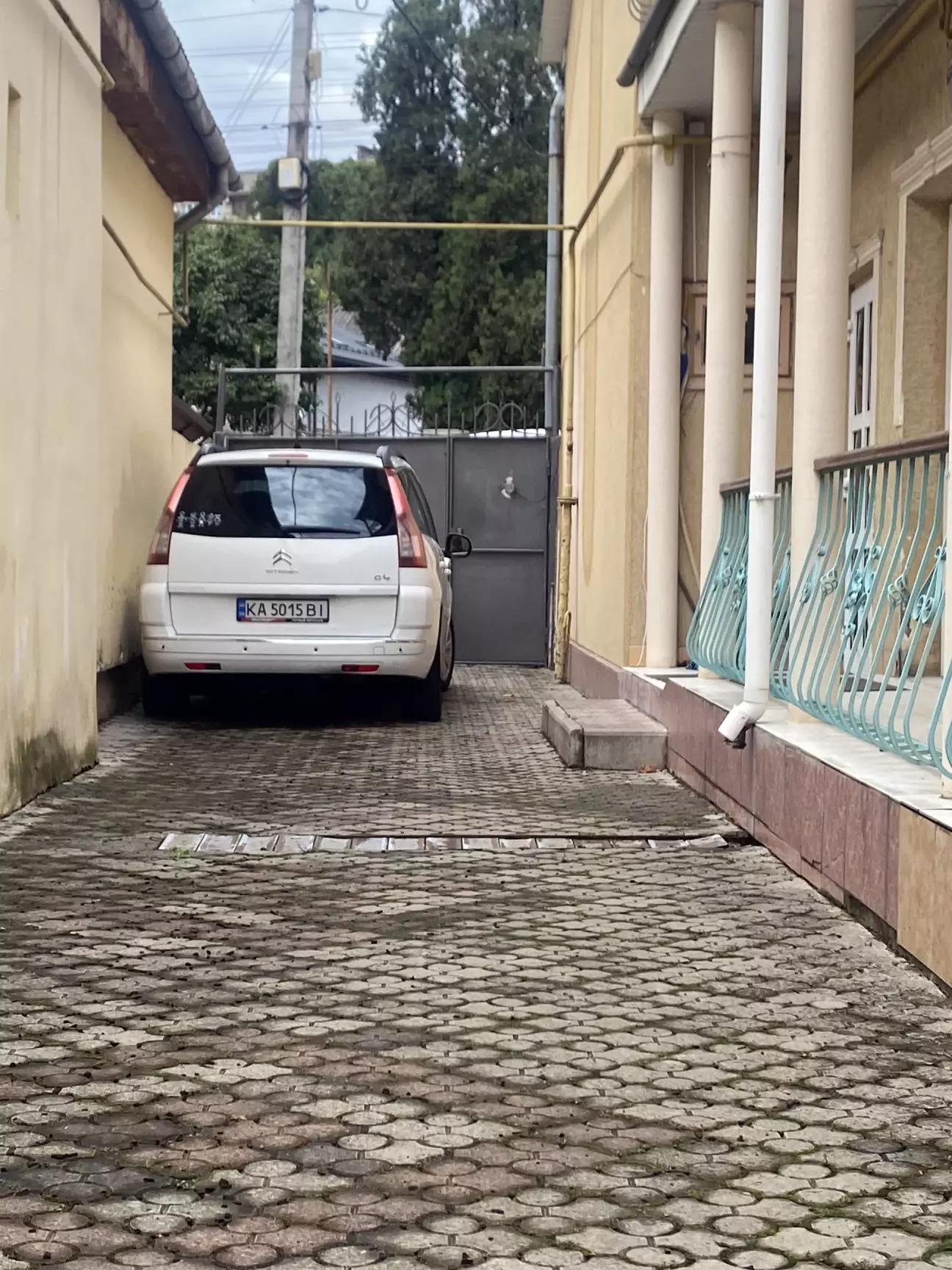 І просто красивий вид для догоняючих. Це у дворі будинку, який ми орендовали там на пару днів