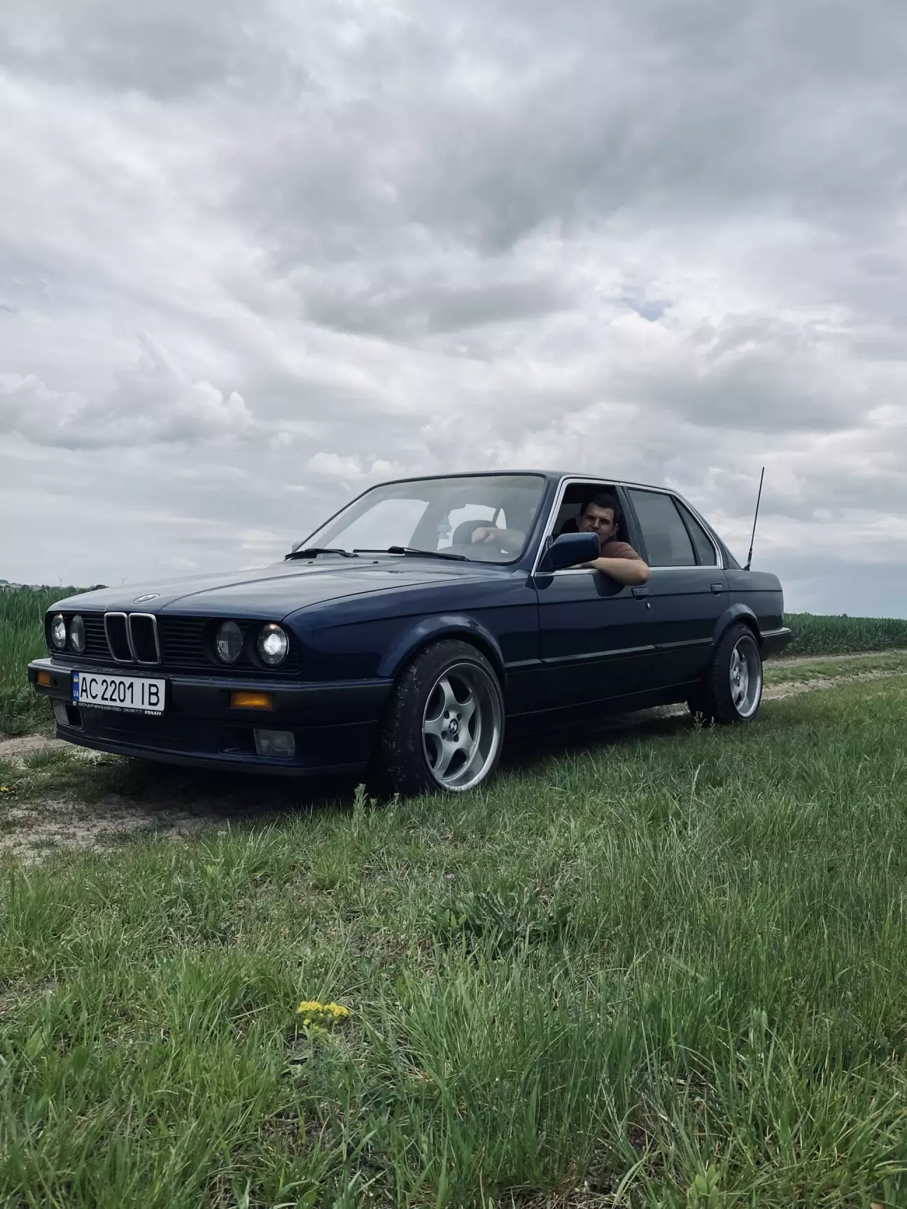 Тепер той дятько з касетою і на старому авто вже не батько а я сам😁