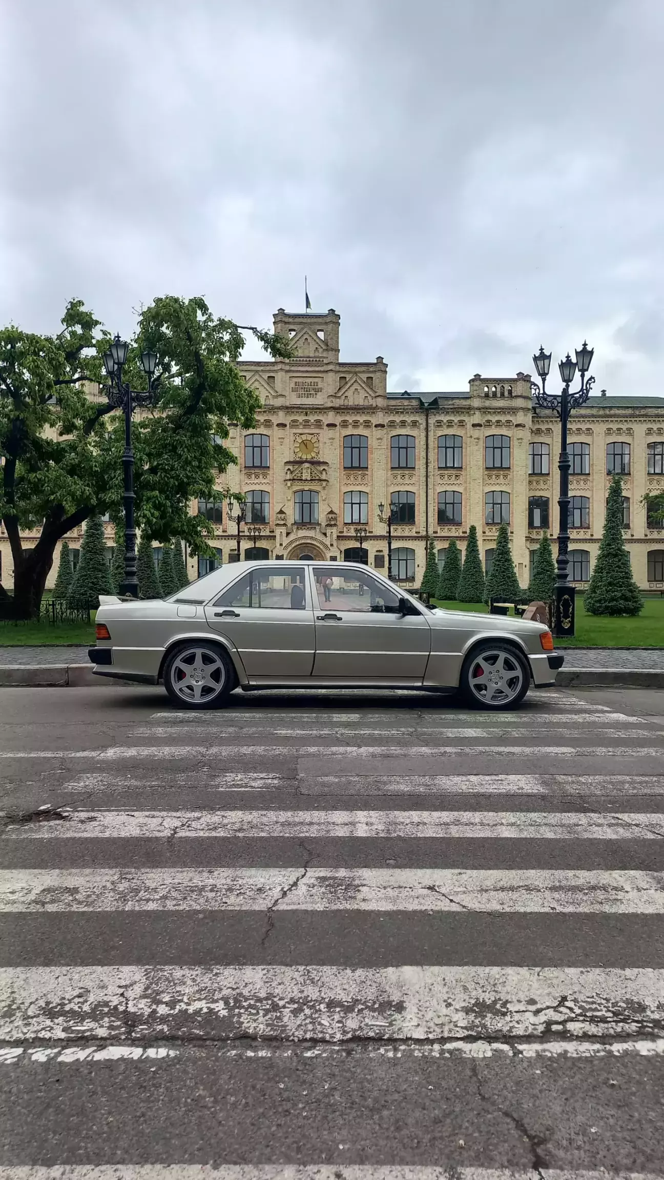 І куди ж без фото біля alma mater