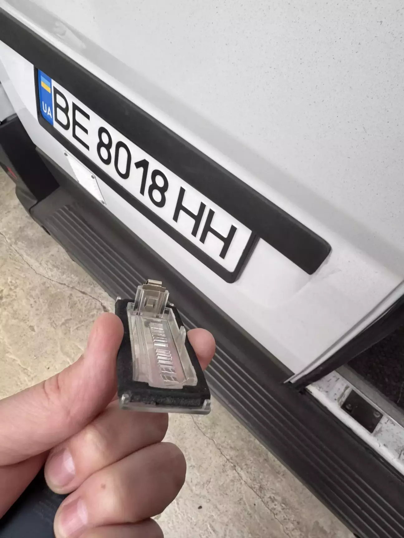 Як на зло дома поліз до підсвітки номера і старий пластик дав слабину)