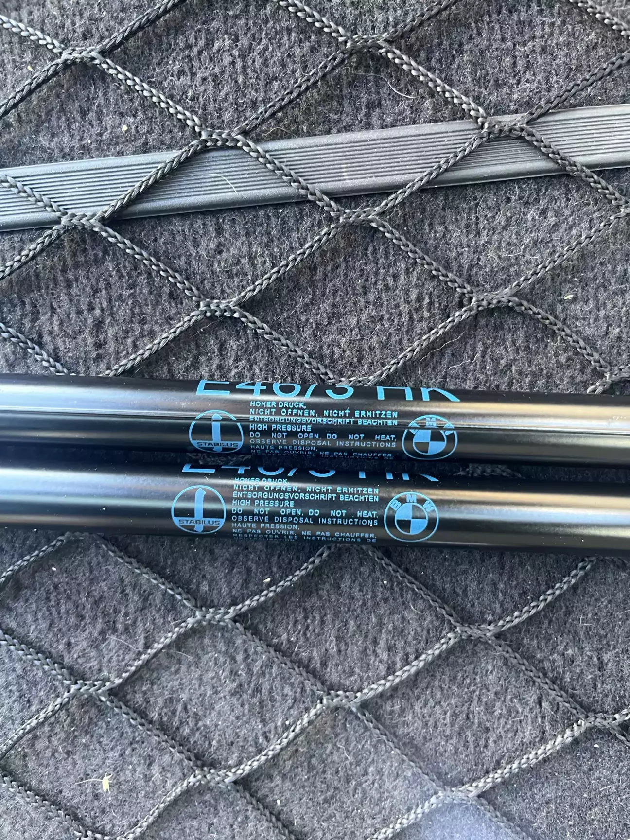 Ну і ставимо новенькі аморти. Був здивований, що вони були без пакування.