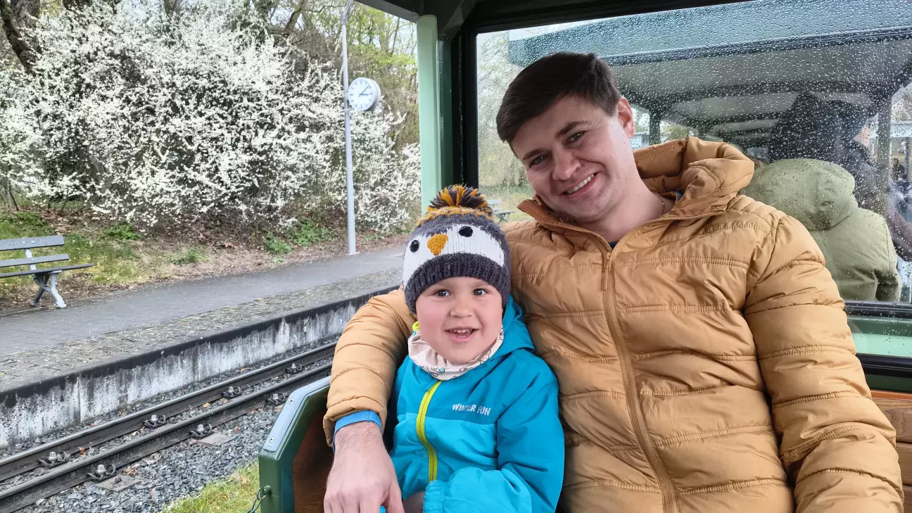 в дорозі малий неймовірно щасливий