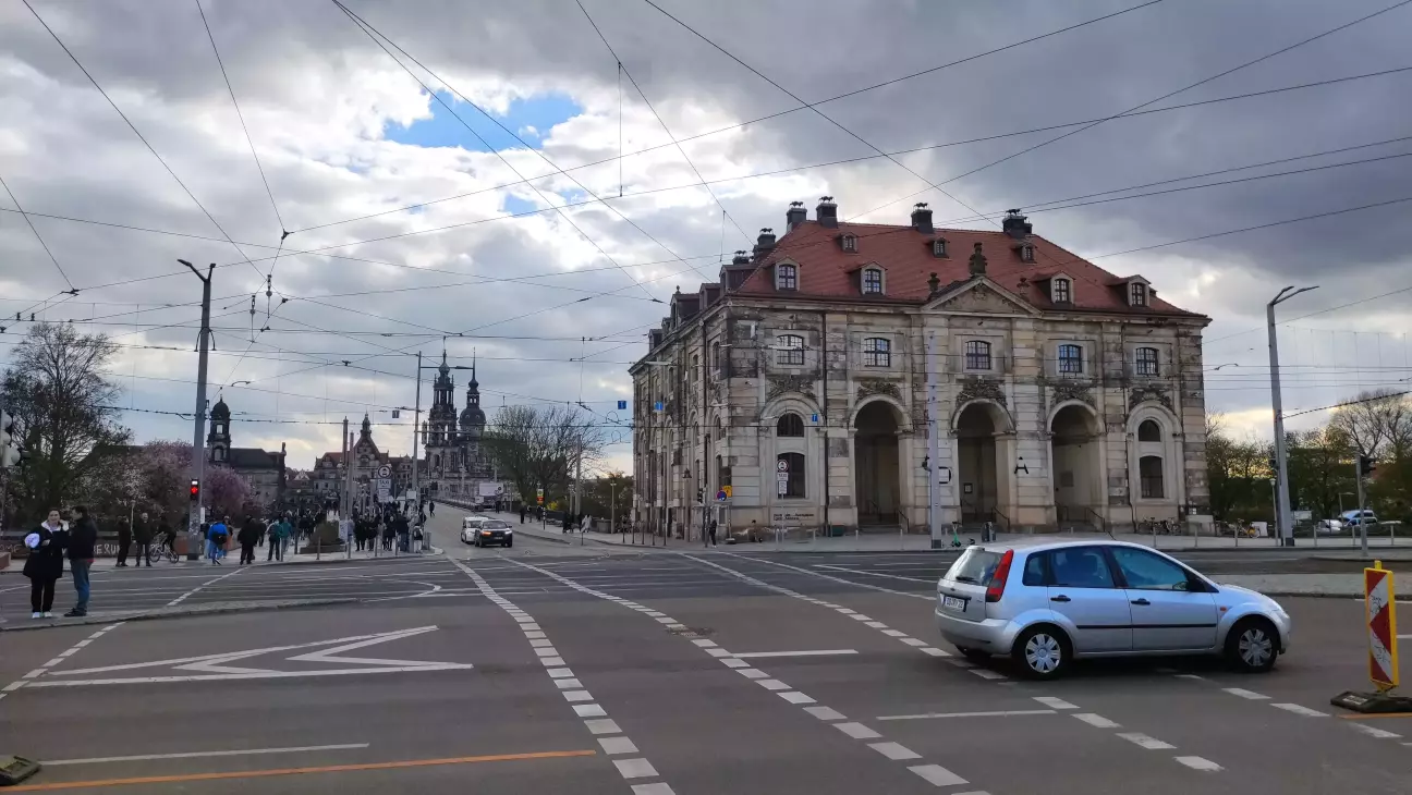 вид з протилежного берега на міст Августа та сторожовий будинок