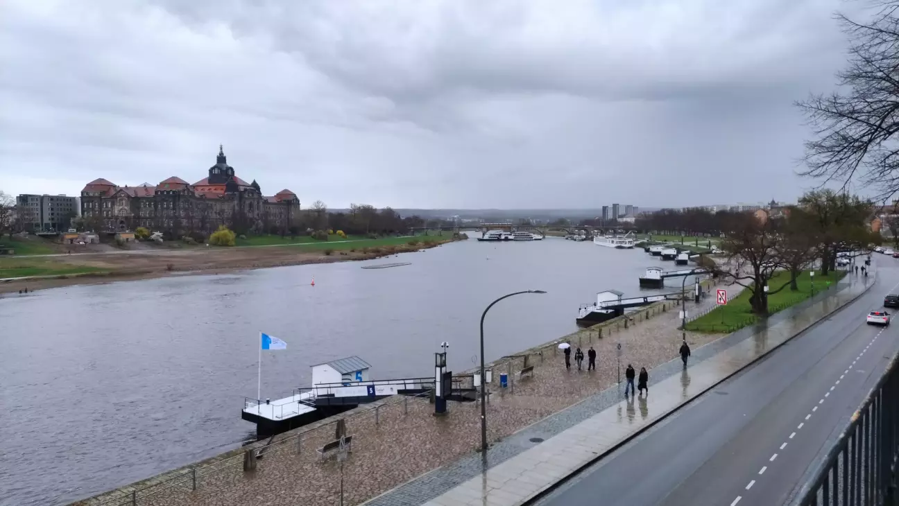 вид на набережну Ельби з тераси Брюля