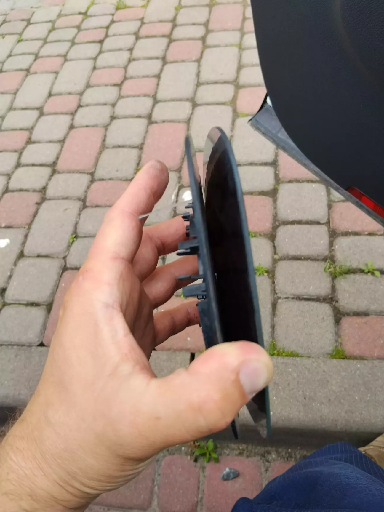Читав про таке і бачив що на швидкості дзеркало ворушиться.
