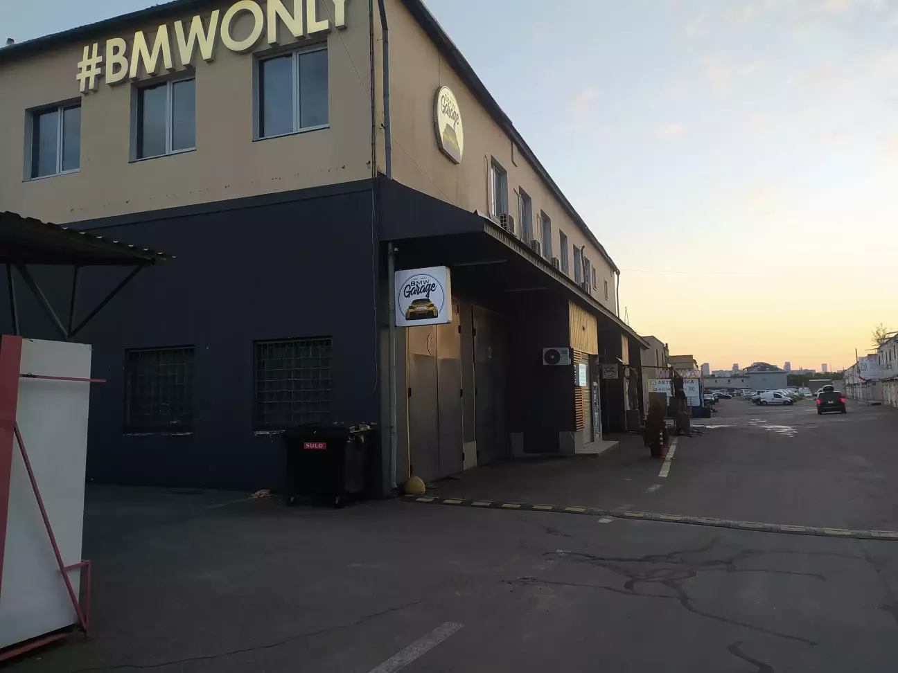 Спеціалізоване СТО в сотні метрів від мого боксу. Буде дуже зручно ремонтувати моє майбутнє авто:)