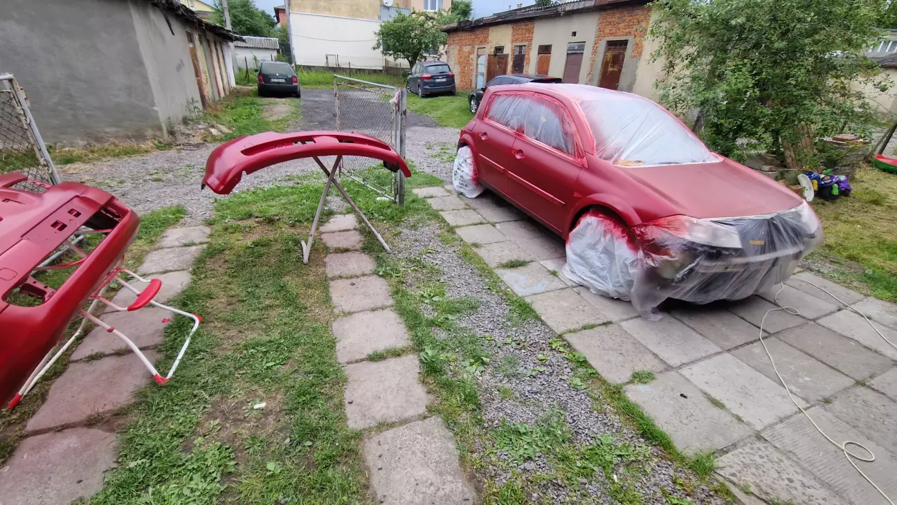 Наніс перші слої бази