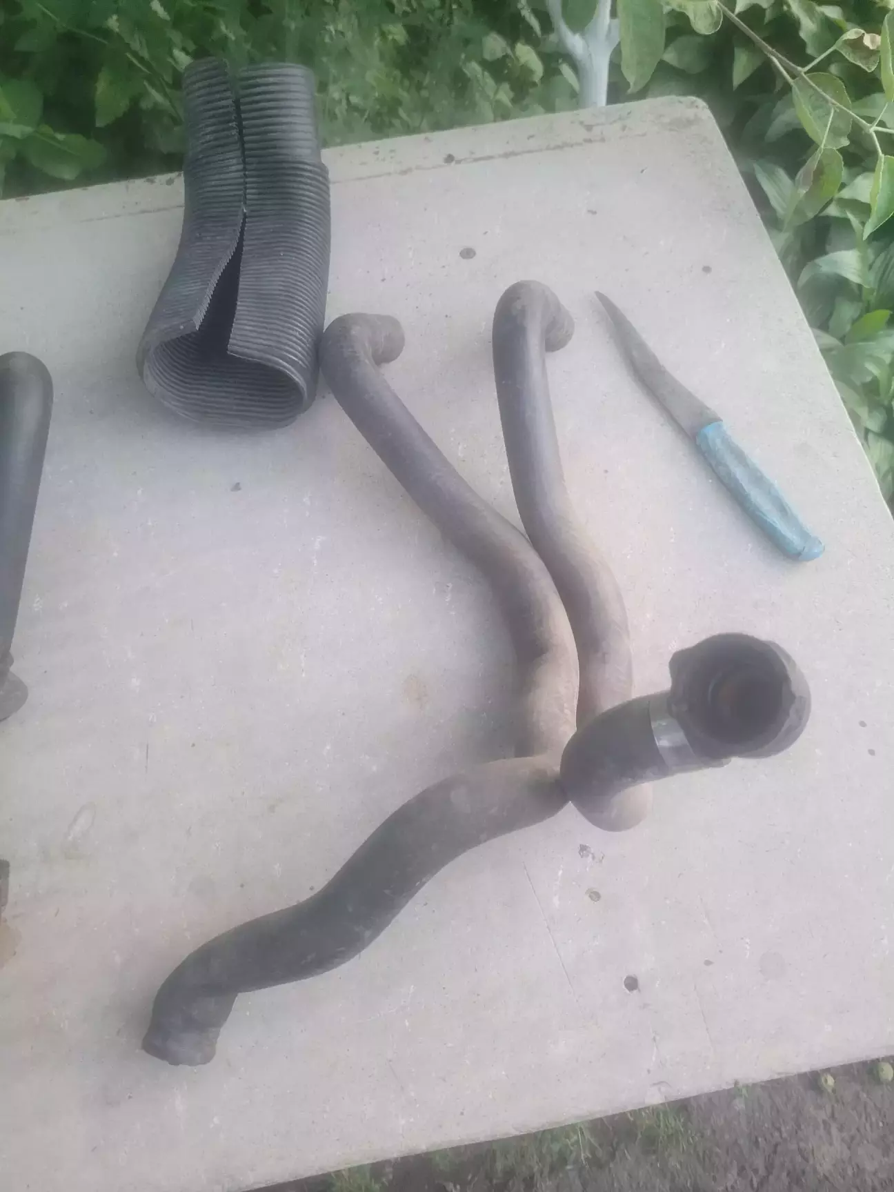 Комплект патрубків з Passat B5, праворуч ймовірно потрібний мені