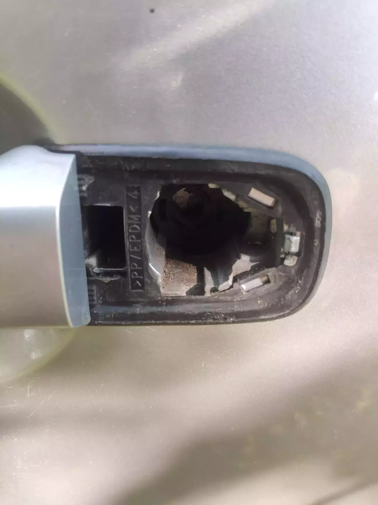 Оту гумку тре зняти і добре почистити, бо там потім люблять рижики плодитися.