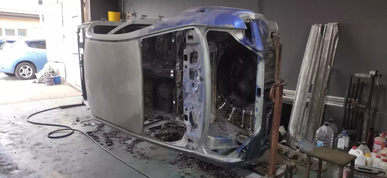 Вичистив дно салону й багажника від заводської віброізоляції та герметика