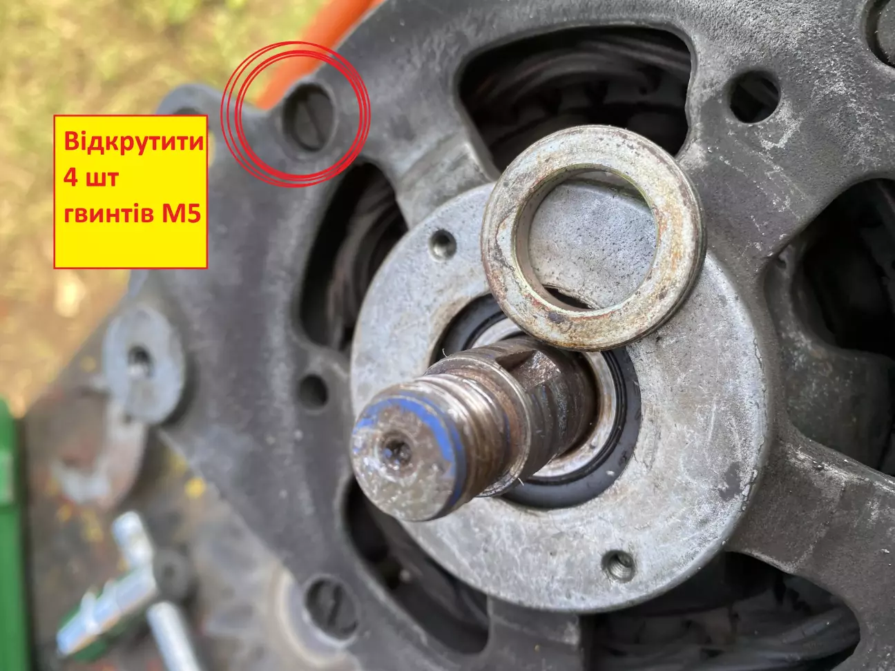 в мене відкрутилось норм, хоча один гвинт мав уже трохи втомлений шліц.