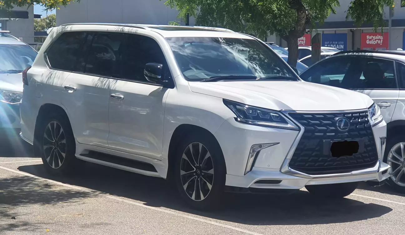LX 570. LX600 з'явиться аж у 2022 році