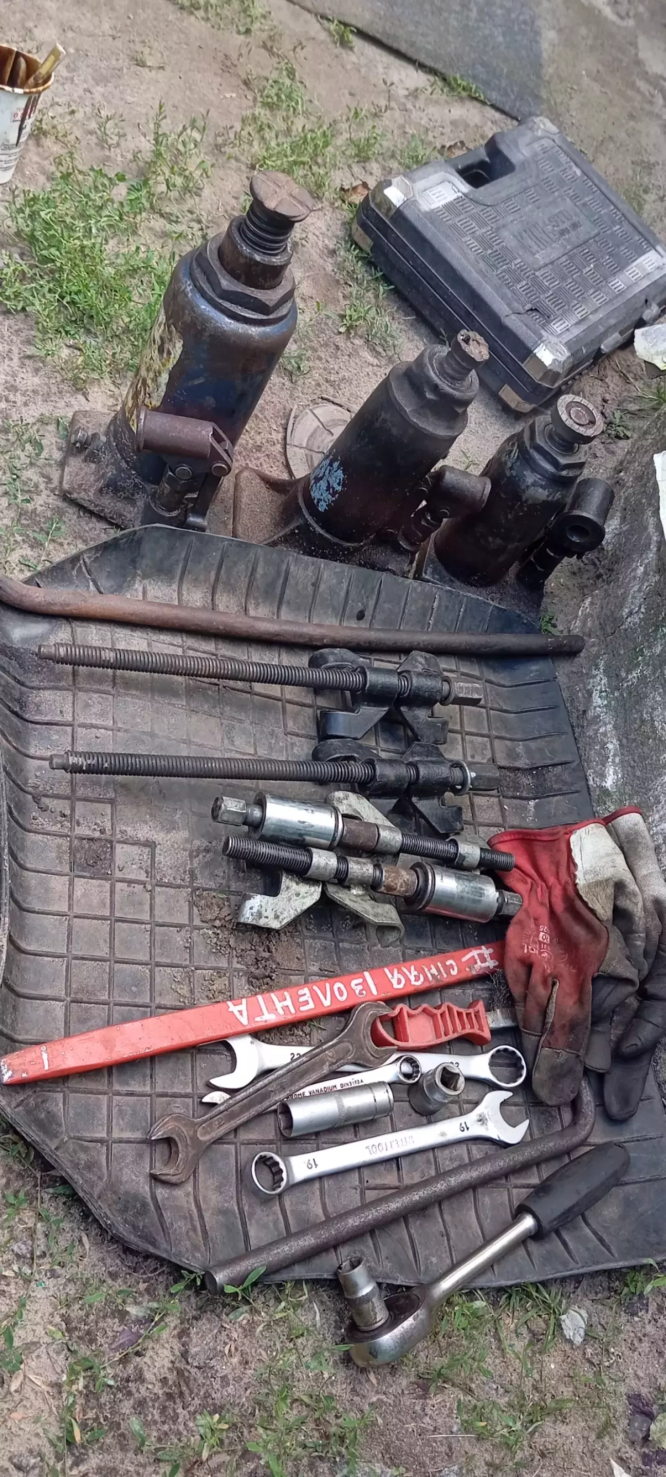 Ввесь інструмент який використовувався в цьому ремонті
