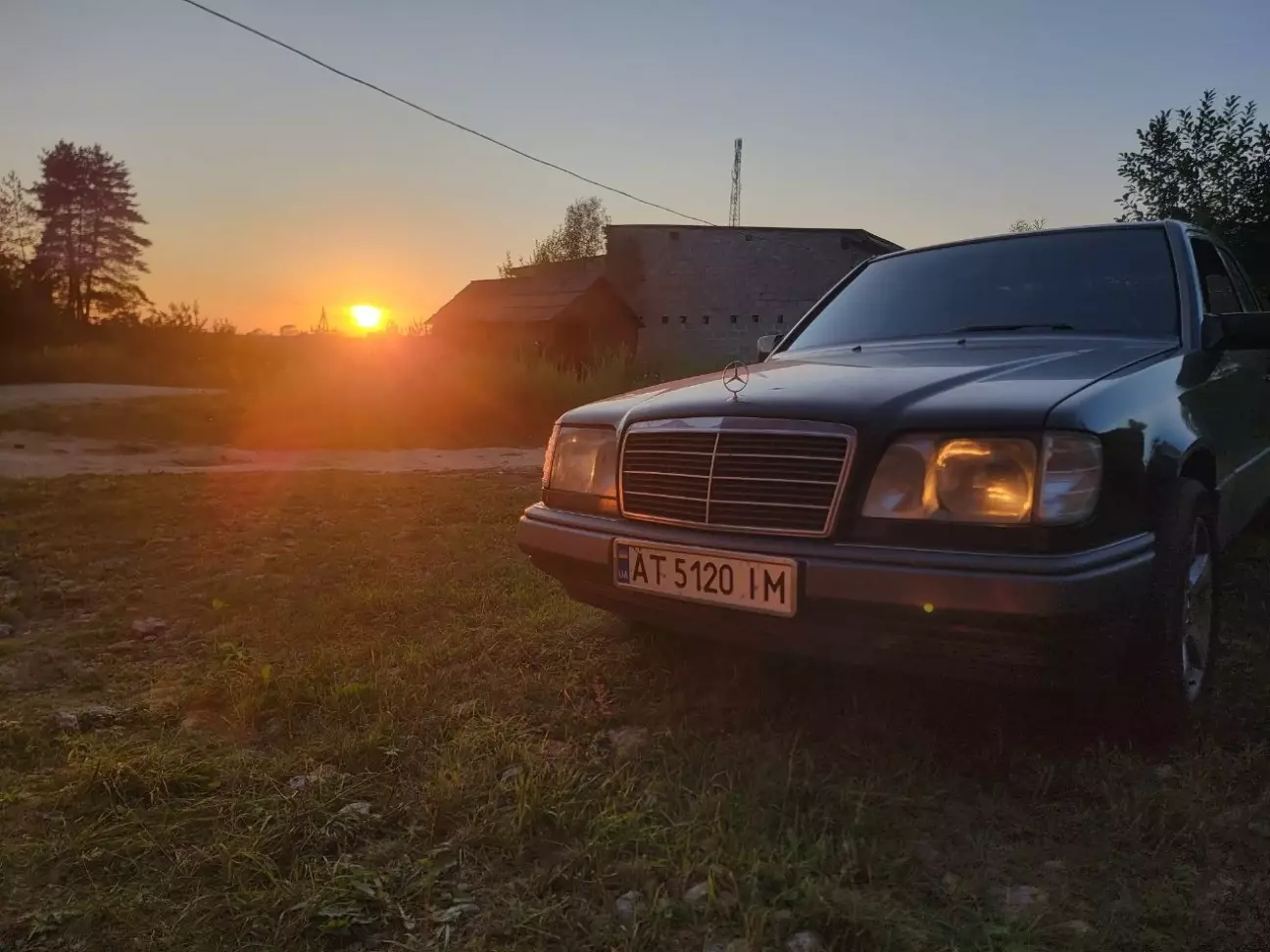 Красиве фото на фоні заходу сонця